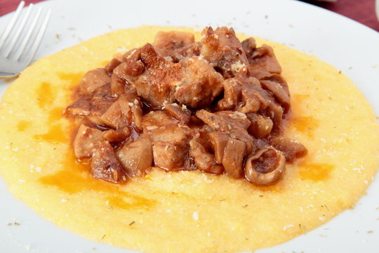polenta con ragu di carne e funghi