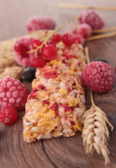 granola bar with berries