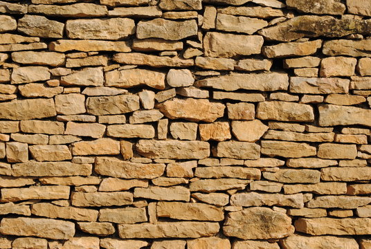 mur de pierres s&ecirc;ches en Bourgogne