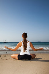 Fototapeta na wymiar Kobieta w medytacji na plaży II