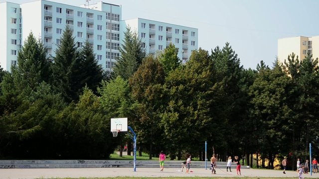 bambini giocano in quartiere popolare