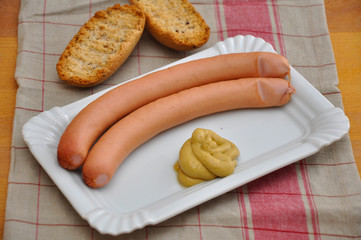 Wiener Würstchen mit Senf