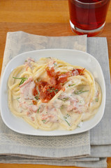 Nudeln mit Sahnesauce