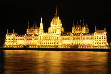 Fototapeta na wymiar Węgierski parlament w nocy