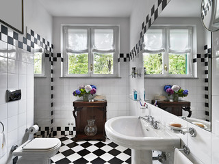bagno moderno in bianco e nero