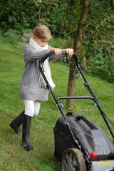 Mädchen hilft bei der Gartenarbeit