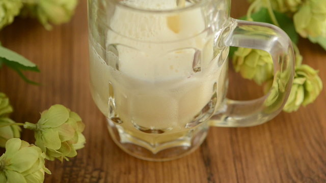 Bier wird in Bierglas eingeschenkt und l&auml;uft &uuml;ber