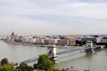 Fototapeta na wymiar Wizyty do Parlamentu i Chain Bridge na Dunaju w Budapeszcie,