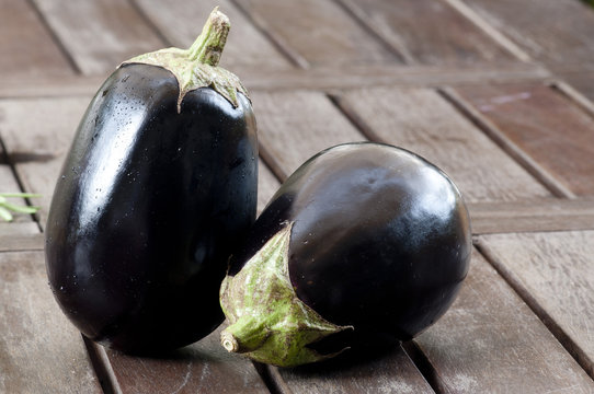 melanzane su tavolo in legno