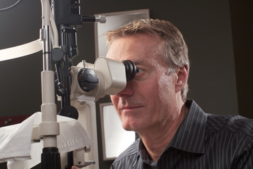 Optometrist using bio microscope