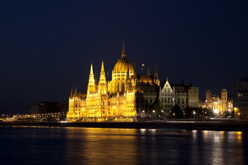 Fototapeta na wymiar Parlament w Budapeszcie w nocy