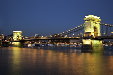 Fototapeta na wymiar Most w Budapeszcie przez noc