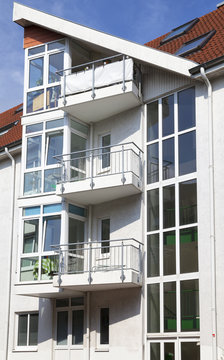 Detail eines modernen Mehrfamilienhauses in Kiel, Deutschland