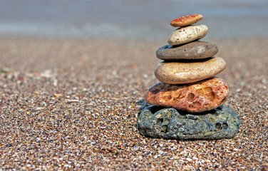 Fototapeta na wymiar Stack of balanced stones on the beach