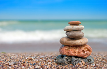 Fototapeta na wymiar Stack of balanced stones on the beach