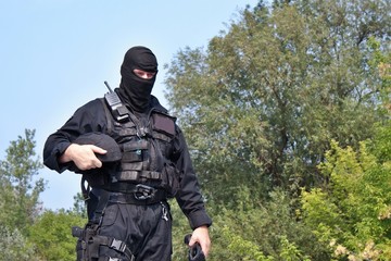 guarding VIPs, special forces policeman