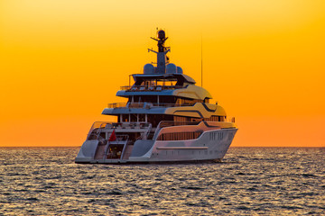 Luxury yacht on open sea at sunset - obrazy, fototapety, plakaty