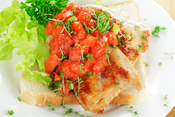 Putensteak mit Tomatensugo