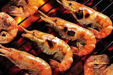 Rolgordijnen Grilled prawns on flaming grill. © amenic181