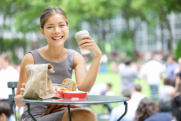 Obraz premium Przerwa na lunch młoda biznesowa kobieta
