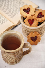 Tee, Kekse und ein Buch