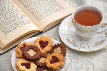 Teetasse, Kekse und ein Buch