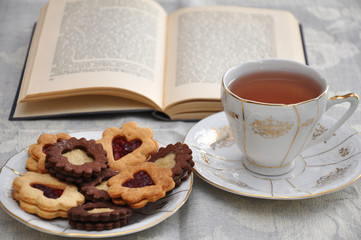 Teetasse, Kekse und ein Buch