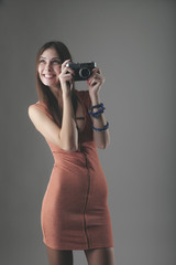Девушка с фотоаппаратом в красивом платье