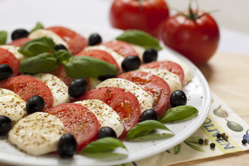 mozzarella z pomidorami i oliwkami