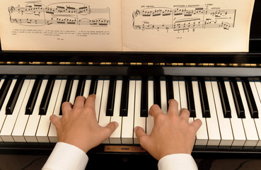 Mani sul pianoforte