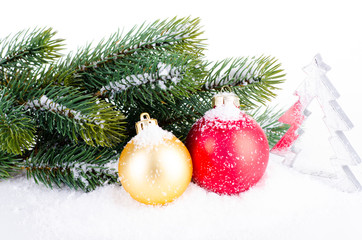 tannenzweig mit weihnachtskugeln