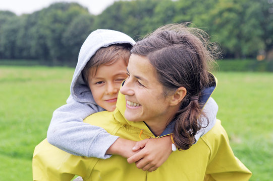 Mutter und Sohn bei Spaziergang