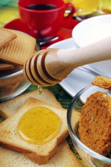 Prima colazione con latte,miele,marmellata,caffè e biscotti