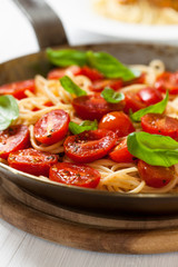 Pan-cooked spaghetti with cherry tomatoes and fresh basil