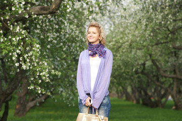 Девушка в весеннем парке © Olga Tkacheva