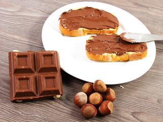 pane con crema al cioccolato e nocciole