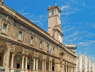 Fototapeta na wymiar clock tower in front of Duomo cathedral in Milan