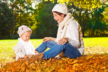 frau mit baby im herbst