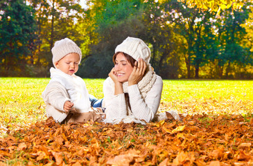 im herbst frau und ihr kind