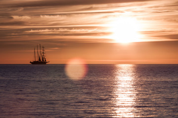 Fototapeta na wymiar Zachód słońca na ogień w morzu