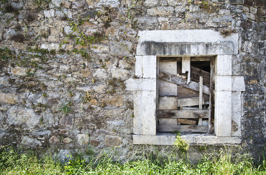 Ventana en ruinas