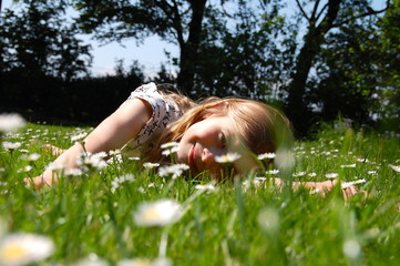 Mädchen liegt auf Blumenwiese © S.H.exclusiv