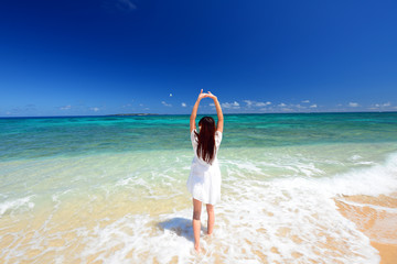 海辺でストレッチを楽しむ女性