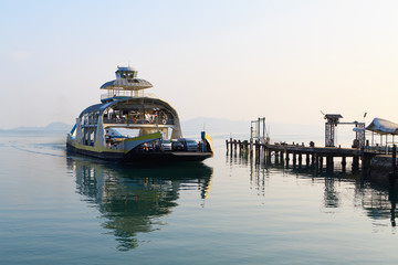 Прибытие парома к пирсу, Ко Чанг, Таиланд