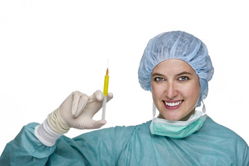 Ärztin mit OP Kleidung und Spritze in der Hand