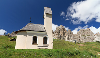Fototapeta na wymiar Dolomitib - chapel in Gardena pass
