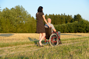 Frau und Mann im Rollstuhl