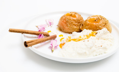Baked apples with cream