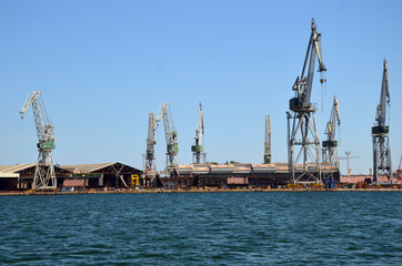 Fototapeta na wymiar port industriel Pula croatie