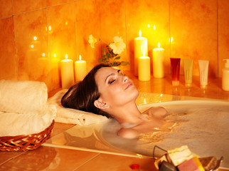 Obrazy na Szkle  Kobieta wziąć kąpiel z bąbelkami.
